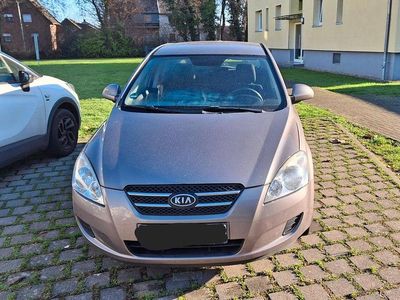 Beige Gebraucht 2009 Kia Ceed Basis Kleinwagen | 3.300 € (Fairer Preis)