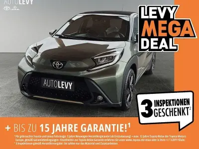Gebraucht Toyota Aygo Style 72 PS (52 kW) 2023 Cardamon green 6w4/ black mica Kleinwagen