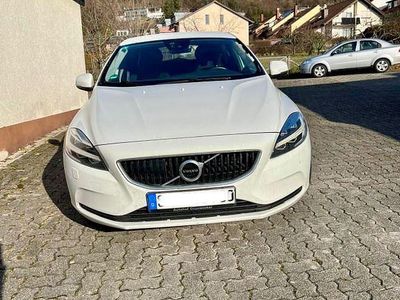 Gebraucht Volvo V40 Momentum 150 PS (110 kW) 2016 Weiß Limousine