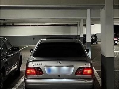 Usata Mercedes E240 Avantgarde 170 CV (125 kW) 1998 Argento Berlina