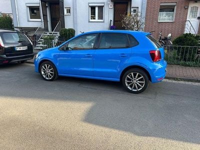 Usado VW Polo 90 HP (66 kW) 2015 Azul Sedan