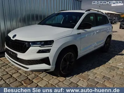 Neu Skoda Karoq SportLine 190 PS (139 kW) 2025 Moonweiß perleffekt SUV