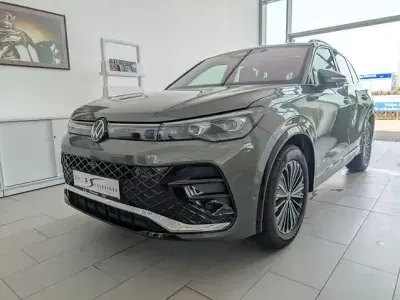 Gebraucht VW Tiguan R-line 150 PS (110 kW) 2024 Grün SUV