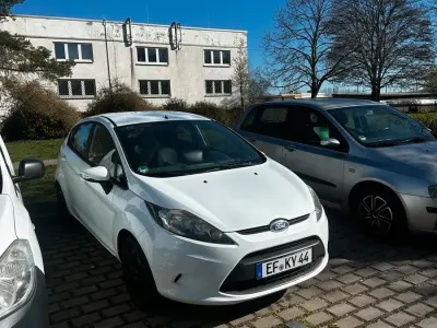 Używany Ford Fiesta 60 KM (44 kW) 2009 Biały Sedan/Limuzyna