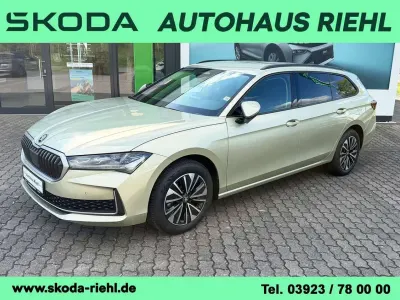 Neu Skoda Superb Selection 150 PS (110 kW) 2026 Ice teabeige metallic Kombi