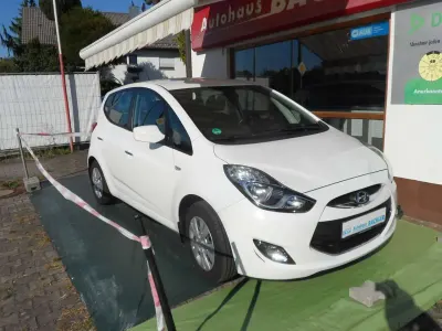Gebraucht Hyundai ix20 90 PS (66 kW) 2013 Creamy white / sol Kleinwagen