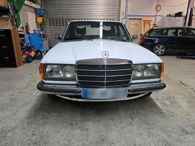Brugt Mercedes E280 177 HK (130 kW) 1977 Hvid Sedan