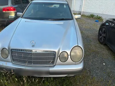 Gebraucht Mercedes E220 75 PS (55 kW) 1998 Silber Limousine