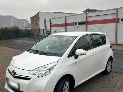 Usata Toyota Verso-S 99 CV (72 kW) 2013 Bianco Monovolume