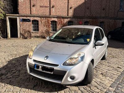 Gebraucht Renault Clio II Night&Day 75 PS (55 kW) 2011 Silber Limousine