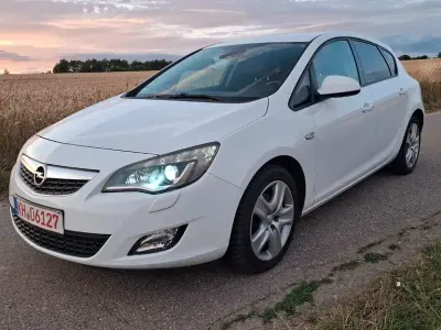 Gebraucht Opel Astra Edition 110 PS (80 kW) 2010 Weiß Limousine