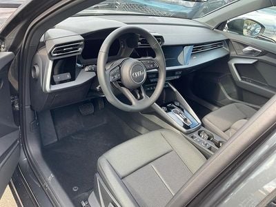Manhattan grau metallic manhattan grau metallic Neu 2025 Audi A3 Sportback Ambiente Kleinwagen | 33.184 € (Guter Preis)