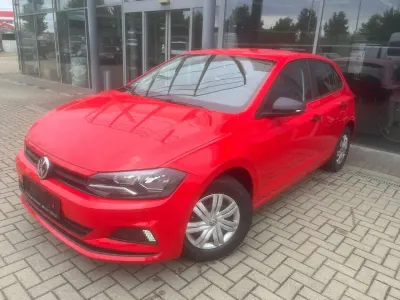 Gebraucht VW Polo Trendline 65 PS (47 kW) 2018 Flashrot Kleinwagen