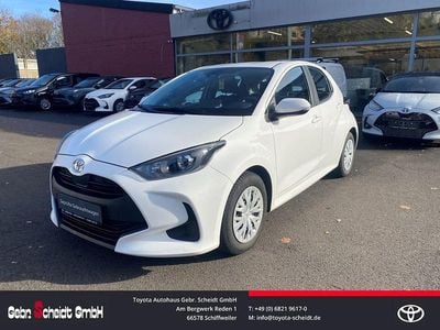Weiß Gebraucht 2022 Toyota Yaris Comfort Limousine | 13.977 € (Fairer Preis)