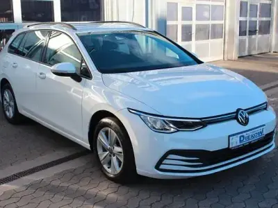 Używany VW Golf VIII Life 116 KM (85 kW) 2022 Biały Kombi