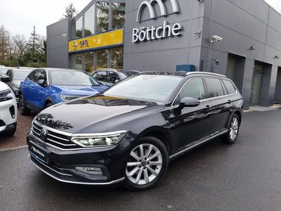Deep black perleffekt Gebraucht 2023 VW Passat Elegance Kombi | 24.780 € (Etwas zu teuer)