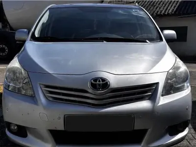 Gebraucht Toyota Verso 130 PS (95 kW) 2011 Silber Van / Kleinbus