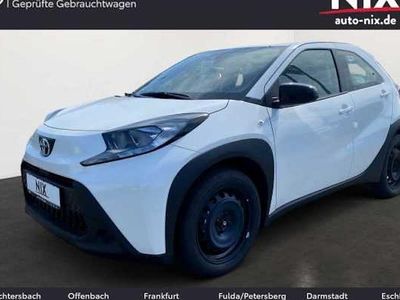 Schneeweiß Gebraucht 2024 Toyota Aygo X Play SUV | 16.780 € (Fairer Preis)