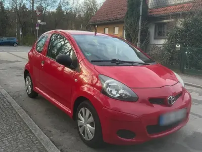 Gebraucht Toyota Aygo 68 PS (50 kW) 2009 Rot Kleinwagen