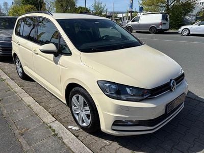 Second-hand VW Touran Comfortline 110 CP (80 kW) 2017 Galben Monovolum