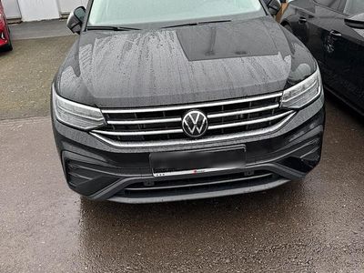 Schwarz Gebraucht 2024 VW Tiguan Allspace Life SUV | 35.999 € (Fairer Preis)