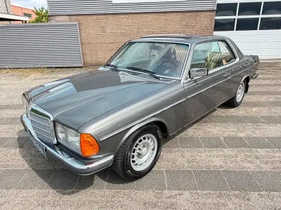 Brugt Mercedes 280 185 HK (136 kW) 1977 Grå