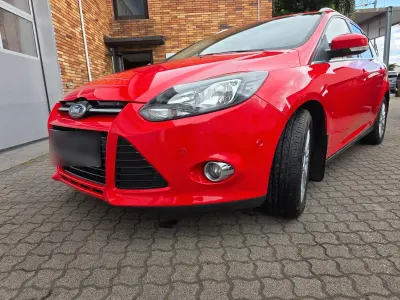 Gebraucht Ford Focus Trend 125 PS (91 kW) 2013 Rot Limousine