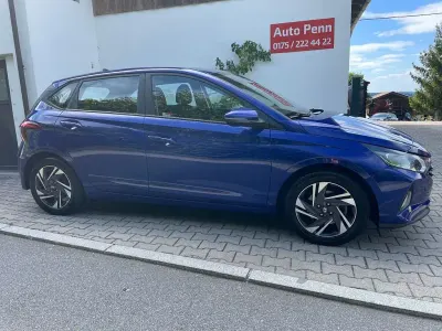 Gebraucht Hyundai i20 Trend 101 PS (74 kW) 2022 Intense blue / mic Kleinwagen
