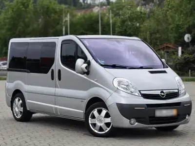 Usata Opel Vivaro 145 CV (106 kW) 2008 Argento Monovolume