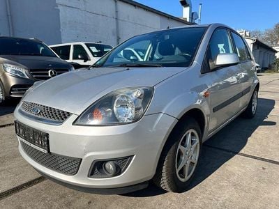 Gebraucht Ford Fiesta Ghia 80 PS (58 kW) 2007 Silber Kleinwagen
