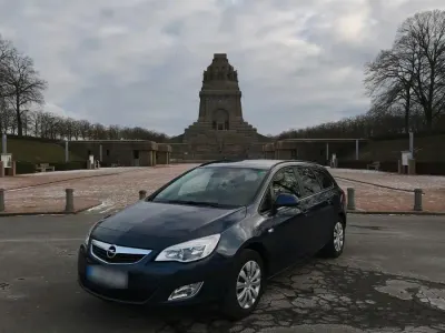 Gebraucht Opel Astra 101 PS (74 kW) 2011 Blau Kombi