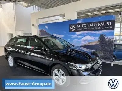 Gebraucht VW Golf VIII Life 116 PS (85 kW) 2024 Schwarz perleffekt Kombi