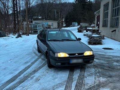 Usado Renault R9 75 HP (55 kW) 1993 Cinzento Sedan