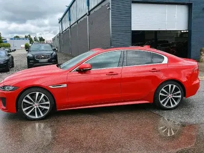 Gebraucht Jaguar XE R-Dynamic 180 PS (132 kW) 2019 Rot Limousine