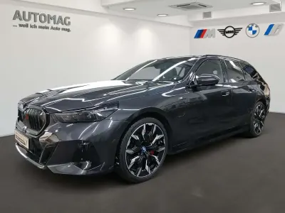 Gebraucht BMW 550e Sport Line 489 PS (359 kW) 2024 Sophistograu brillanteffekt Kombi
