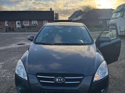 Usado Kia Ceed 109 HP (80 kW) 2009 Cinzento Citadino