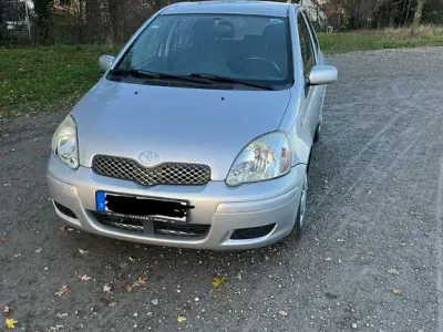 Gebraucht Toyota Yaris 65 PS (47 kW) 2005 Silber Limousine