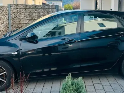 Gebraucht Hyundai i30 Classic 99 PS (72 kW) 2013 Schwarz Limousine