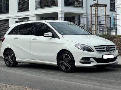 Weiß Gebraucht 2016 Mercedes B200 Van / Kleinbus | 7.999 €