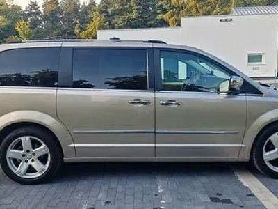 Gebraucht Chrysler Town & Country 283 PS (208 kW) 2009 Gold Van / Kleinbus