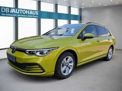 Gebraucht VW Golf VIII Life 150 PS (110 kW) 2024 Gelb Kombi