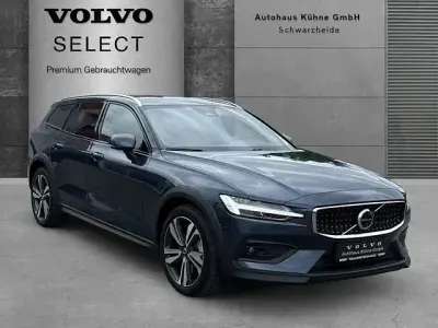 Gebraucht Volvo V60 CC Ultimate 250 PS (183 kW) 2024 Blau Kombi