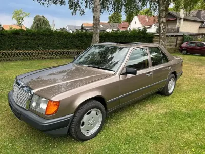Gebraucht Mercedes 230 132 PS (97 kW) 1988 Braun Limousine