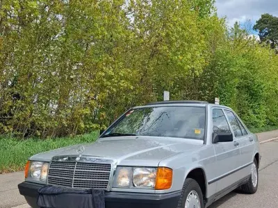 Brugt Mercedes 190 72 HK (52 kW) 1984 Sølv Sedan