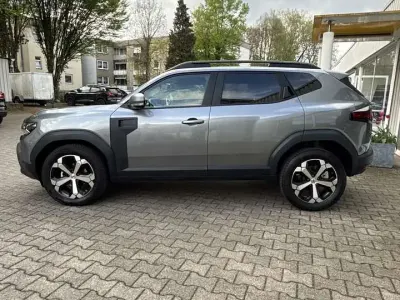 Gebraucht Dacia Duster Journey 101 PS (74 kW) 2024 Dolomitgrau (kqg) SUV