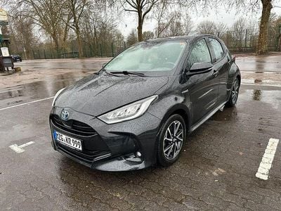 Schwarz Gebraucht 2020 Toyota Yaris Hybrid Club Limousine | 14.900 € (Fairer Preis)