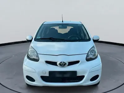 Gebraucht Toyota Aygo 68 PS (50 kW) 2011 Weiß Kleinwagen