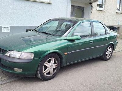 Usado Opel Vectra 136 HP (100 kW) 1997 Verde Sedan