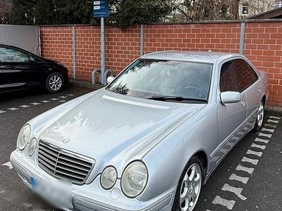Second-hand Mercedes E280 204 CP (150 kW) 1999 Argintiu Berlinǎ