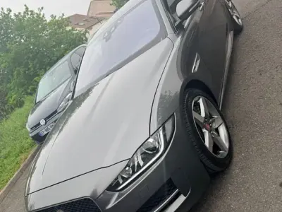 Käytetty Jaguar XE R-Sport 200 HP (147 kW) 2017 Harmaa Sedan